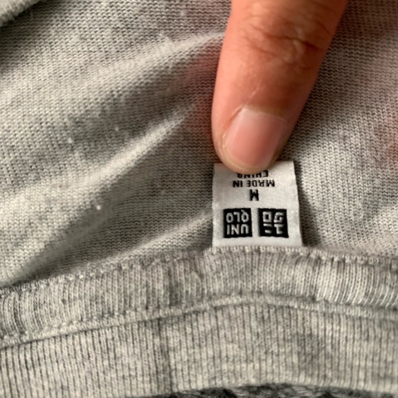 Men’s medium Uniqlo t- shirt - Picture 2 of 2